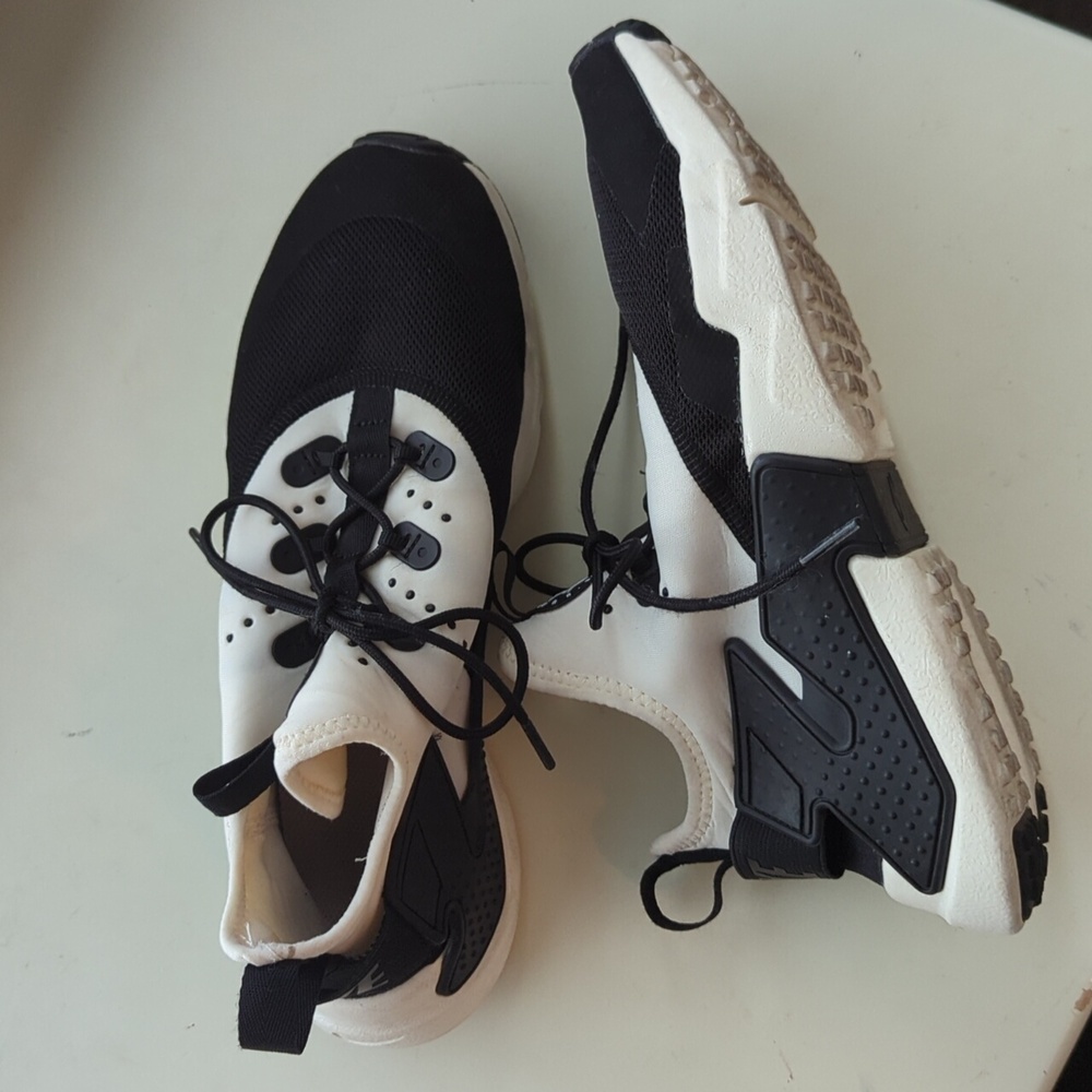 Nike Air Huarache Black & White Youth Athletic Shoes Size 6